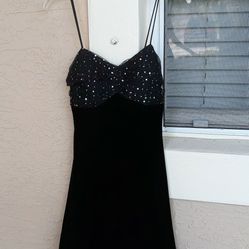 BEAUTIFUL BLACK FANCY DRESS JUNIOR SIZE 9...SEQUINS on  top with VELOUR BODY 