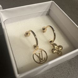 Louis Vuitton Gold Earrings 10/10 Condition 