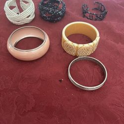 Lot Of  8. VINTAGE JEWELRY BIG GAUDY BAKELITE?? 6 Bracelets 2 Necklace 