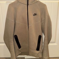 Men’s tan Nike tech size medium