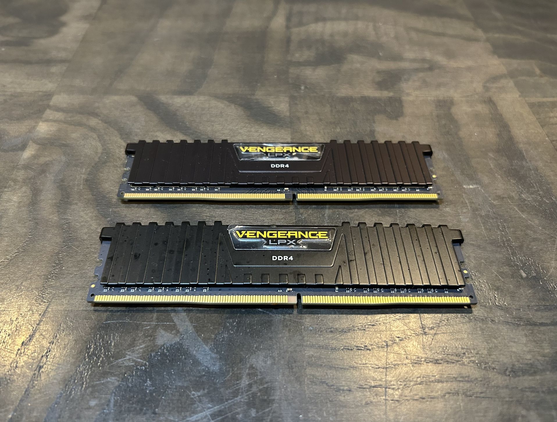 Corsair LPX DDR4 16GB ( 2 x 8GB ) 3200MHz RAM for desktop computers