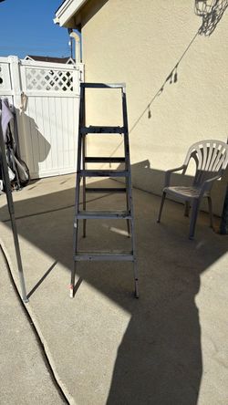 Aluminum A-Frame Step Ladder