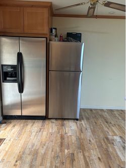Samsung 16 cu ft Stainless Steel Refrigerator (Only 1 Year Old)