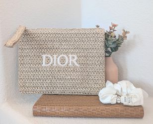 D1OR raffia wristlet