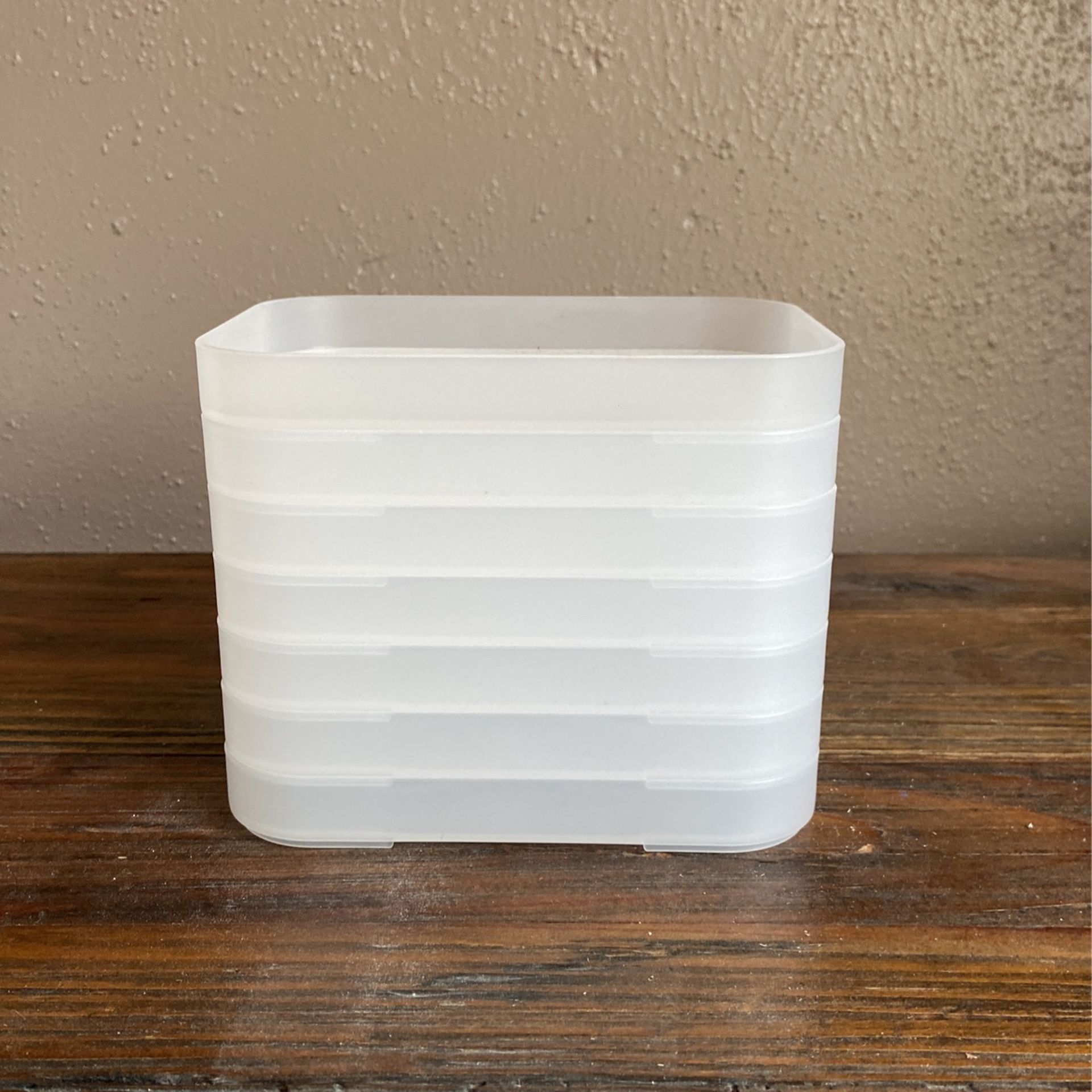 Free 7 White Trays 