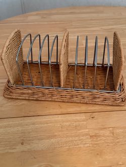 Rack with metal wire dividers