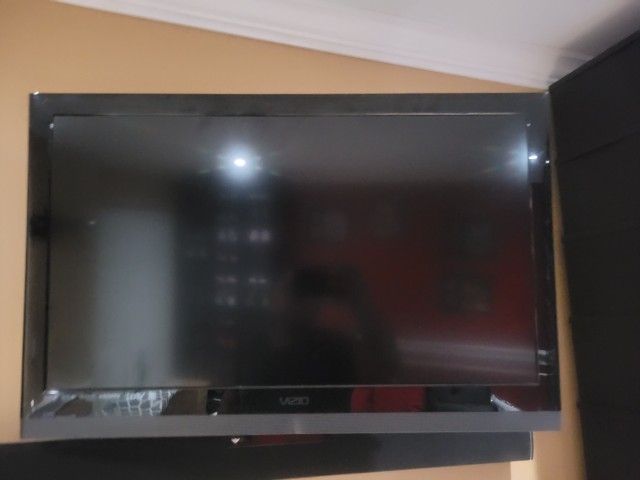 VIZIO 32" TV