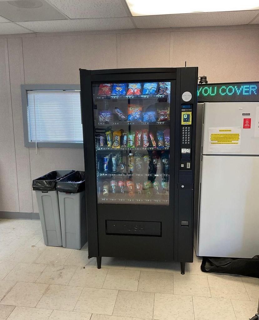 VENDING MACHINE WITH CREDIT CARD READER 