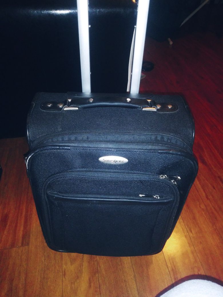 I HAVE 2 OF THESE suitcases on Wells like new must pick of both for 30 $