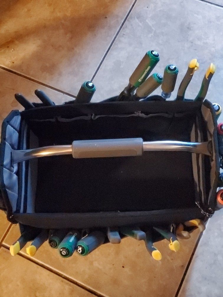 22 Piece Commercial Electric Plier And Screwdriver Set