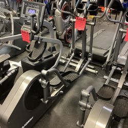 Life Fitness E1 High End Elliptical With ONLY 2 Hours Of Use 