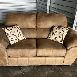 FREE DELIVERY 🚚😁 Comfy Two Seater Loveseat Sofa! 