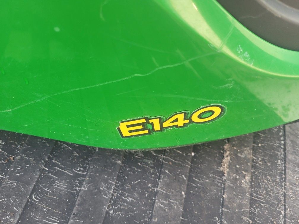 ((READ AD))((HOOD E--140 Johndeere)) Riding Mower