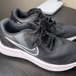 Nike Kids Running Shoes Size 4Y - Black/White - Excellent Condition