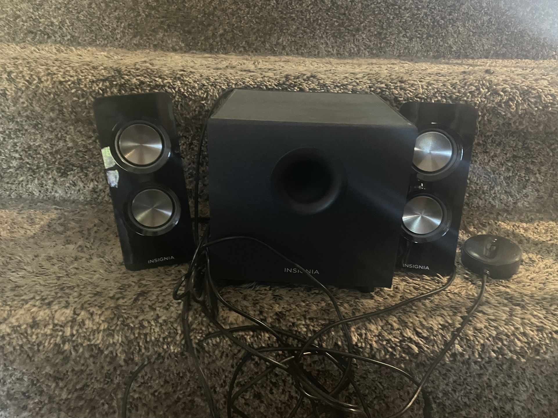 Insignia Speakers And Subwoofer