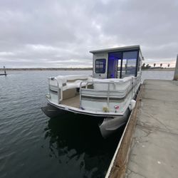 2001 Sun Tracker Party Cruiser 32 Ft