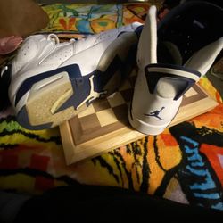 Jordan:  Retro 6 Midnight Navy -  Size 12 Men 