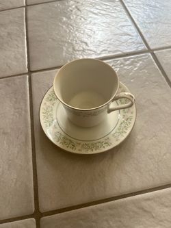 Vintage FloralTeacup and Saucer Set cup approx H3”x3” saucer approx 6” round