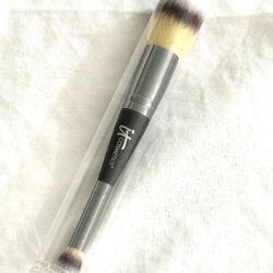 IT Cosmetics Luxe Complexion Perfection Makeup Brush #7 Foundation Concealer NEW Mother’s Day Gift 
