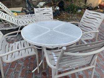 Mesa de 4 sillas y dos sillones para patio 
