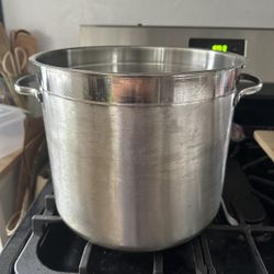 12 Qt Stock Pot - ✨💐 SPRING CLEANING SALE 💐✨