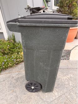 Toter 32 Gal Trash Can