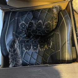 Womens snow/rain boots size 8