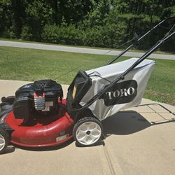 Toro 21" 5.5HP  Briggs & Stratton engine Self Propelled lawnmower. LIKE NEW