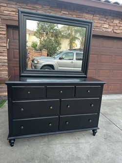 Black Napa Valley 7-drawer dresser with mirror