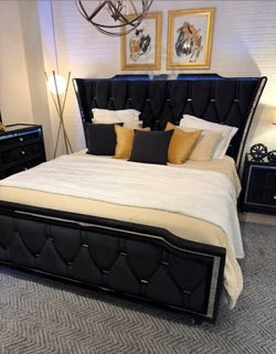 Vendo set de cuarto Queen nuevo **( preguntar por precio )