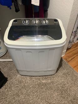Small apartment size laundry machine. Used good condition