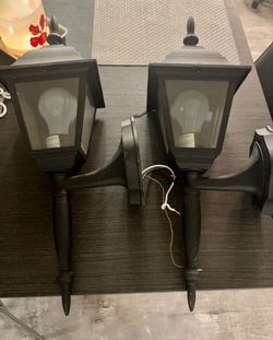 2 Outdoor Lights 
