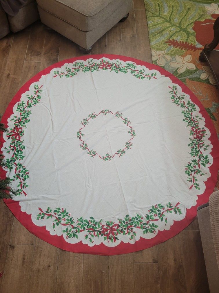 2 Christmas Table Cloths Round Square