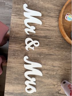 Mr & Mrs wood sign