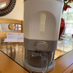 Rice Dispenser / Storage With Lid Measuring 