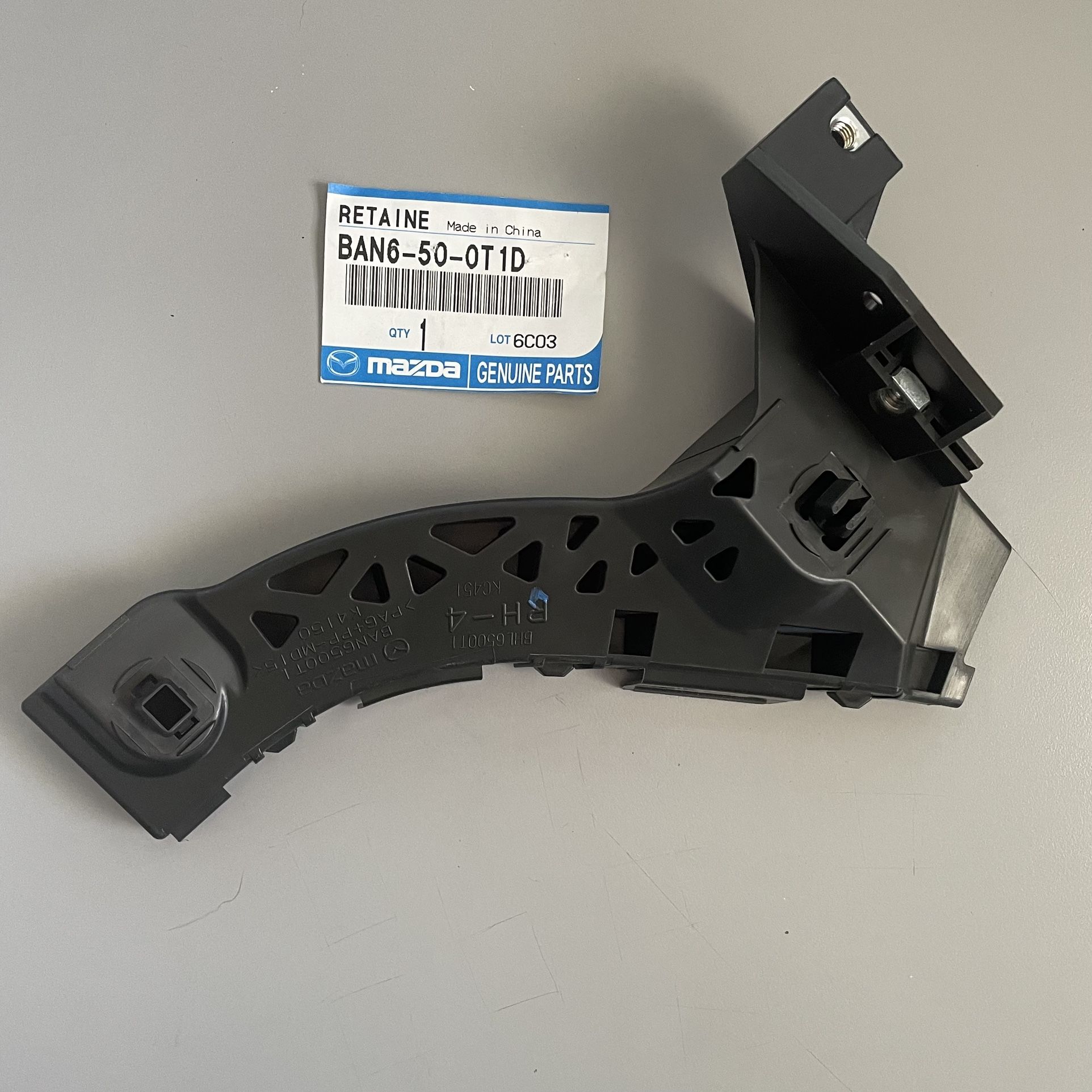 Genuine 2007-2009 Mazda 3 Part # ban6500t1d Right Retainer - Mazda Part # BAN6-50-0T1D