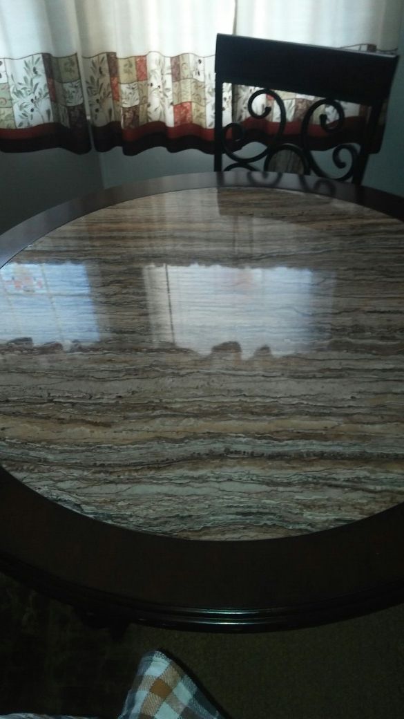 Kitchen table set but in glass for Sale in Stratford, CT OfferUp