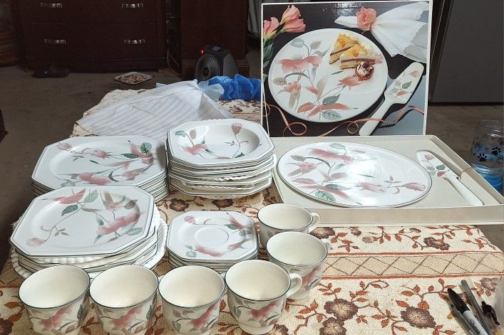MIKASA Continental F3003 Silk Flowers Pattern 33pc Dinnerware Dish Set Oven to Table to Dishwasher E1G002