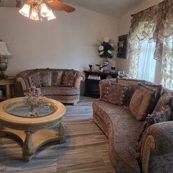 Living Room Furniture in EXCELLENT CONDITION 