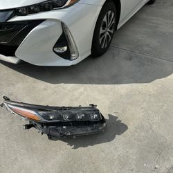 2016-2022 Prius Prime Passanger Side Head Light , Cracked But Works 
