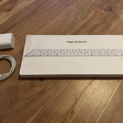 Apple Magic Keyboard With Charger