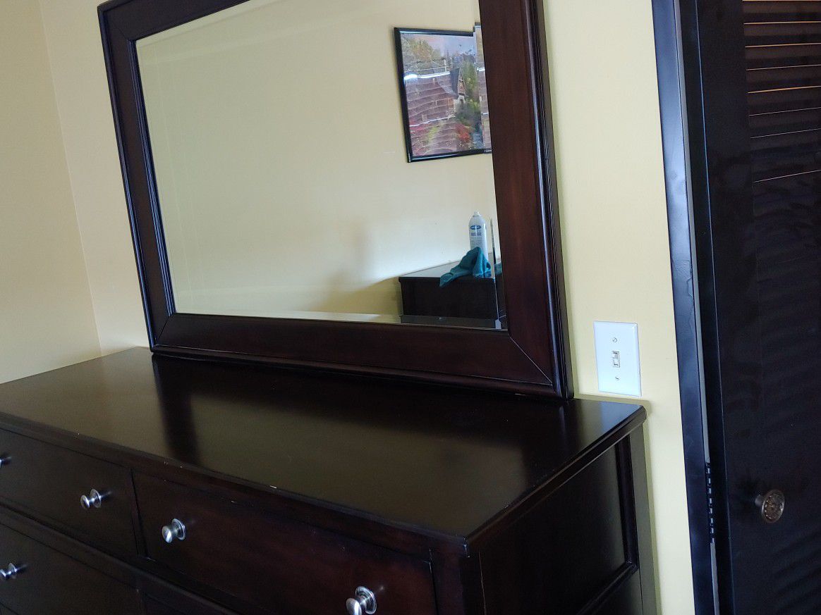 Dresser with mirror real wood excellent condition. Tocador con espejo de madera real en excelente estado.