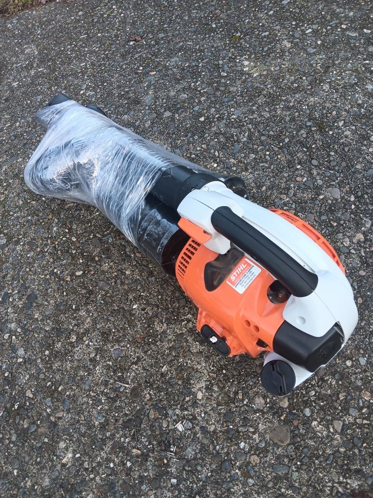 Stihl SH86 Leaf Blower Vacuum. (No Bag)Almost New Condition. For Pick Up Fremont Seattle. No Low Ball Offers Please. No Trades 