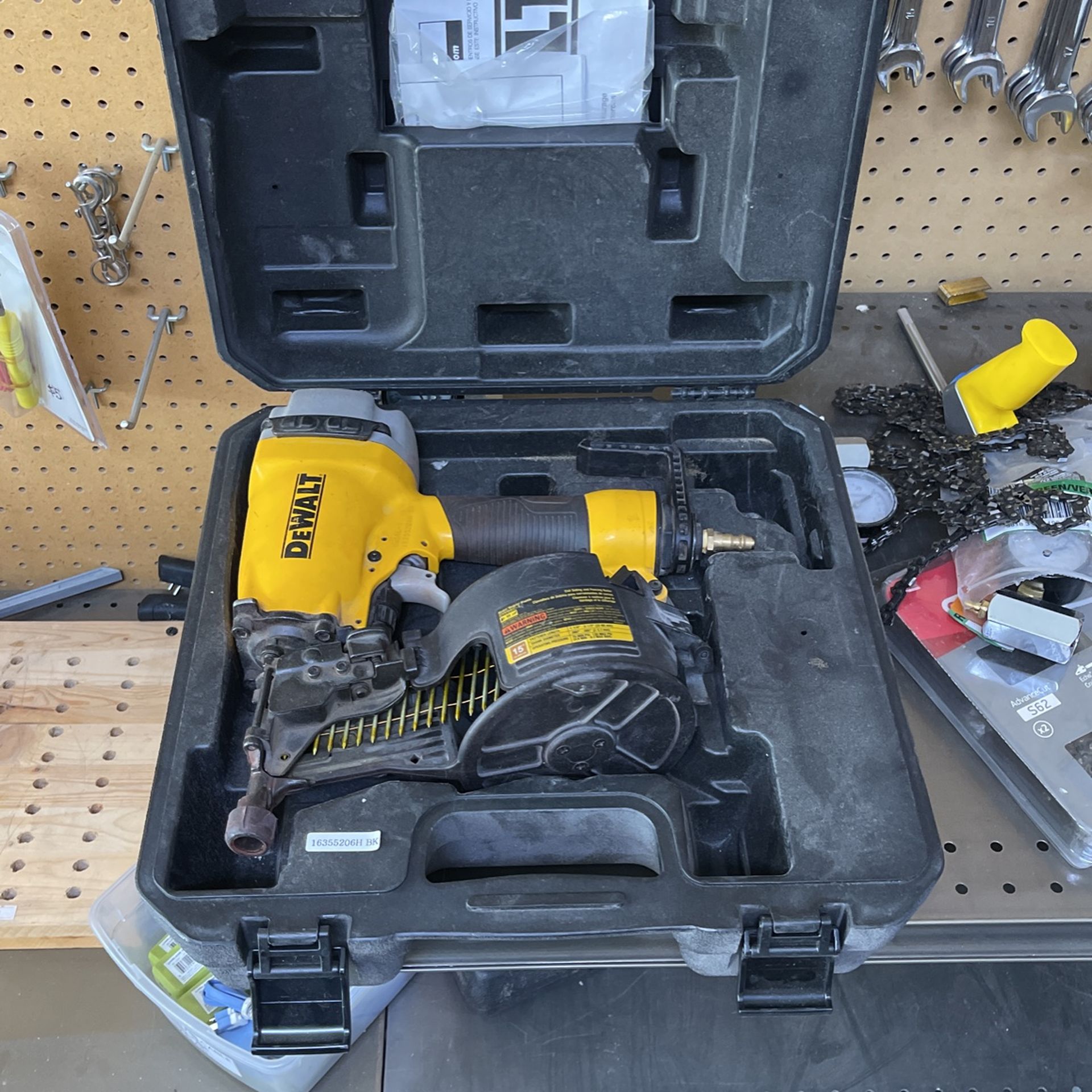 DEWALT Pneumatic 15Degree Coil Siding Nailer for Sale in Tujunga, CA