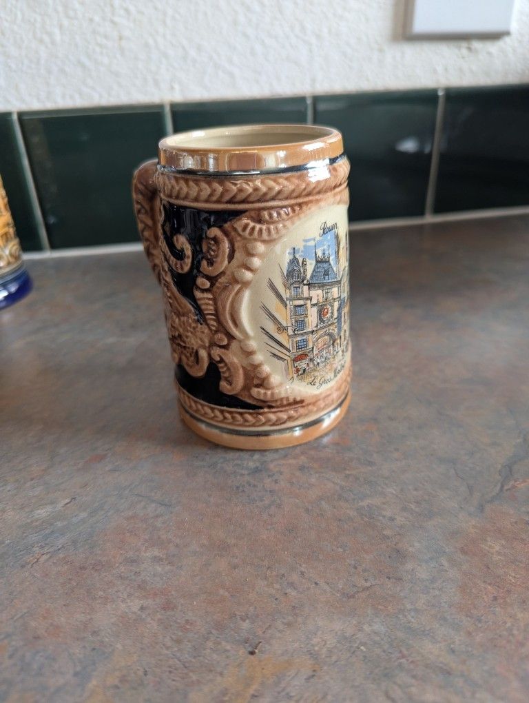 #B4 vintage ceramic tankard or beer stein featuring the Château de Chenonceau
This beerstein is about 4 and 1/2 in tall