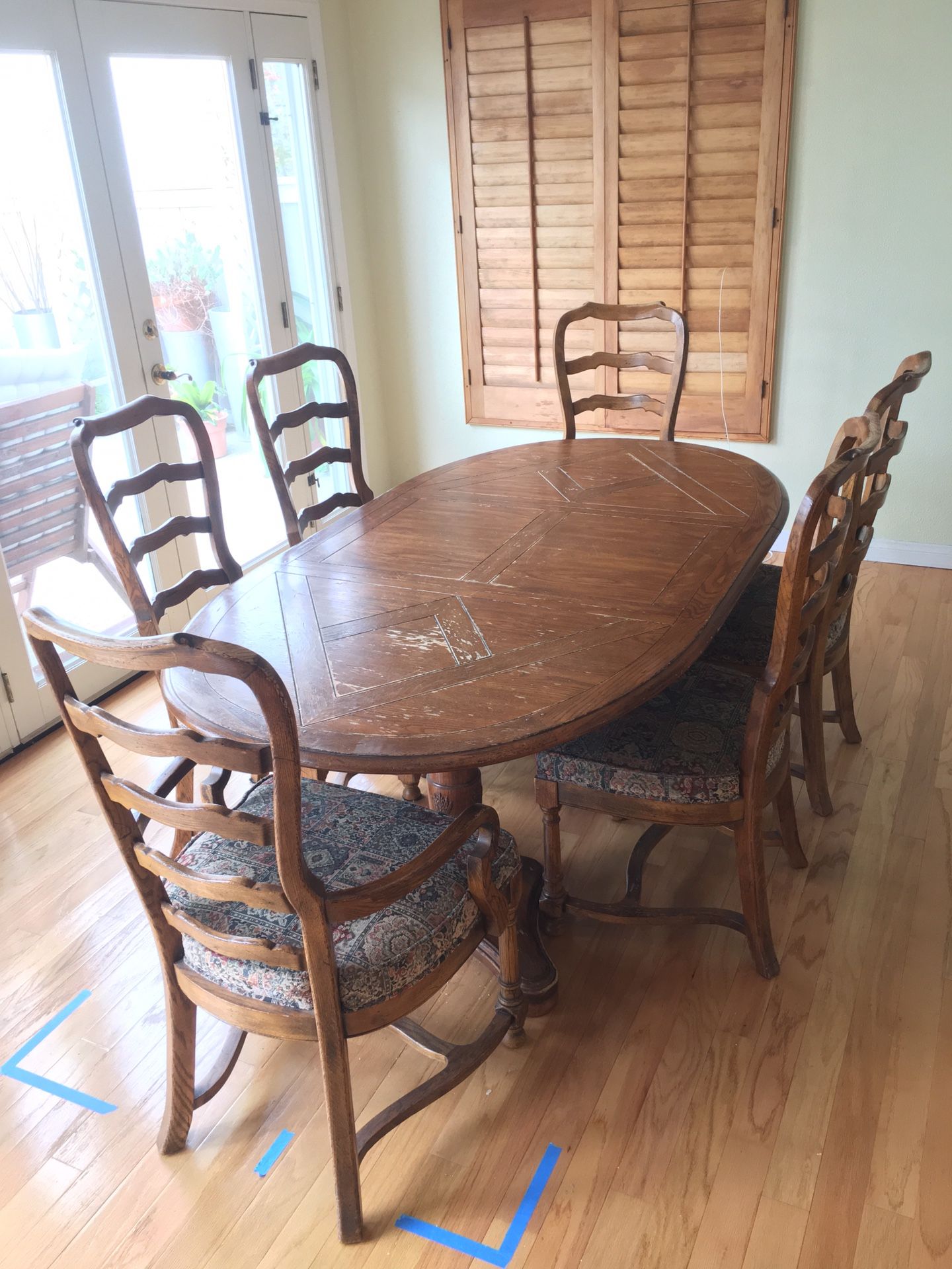 Formal dinning table and six chairs and two leafs