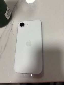 Apple iPhone17 e in White