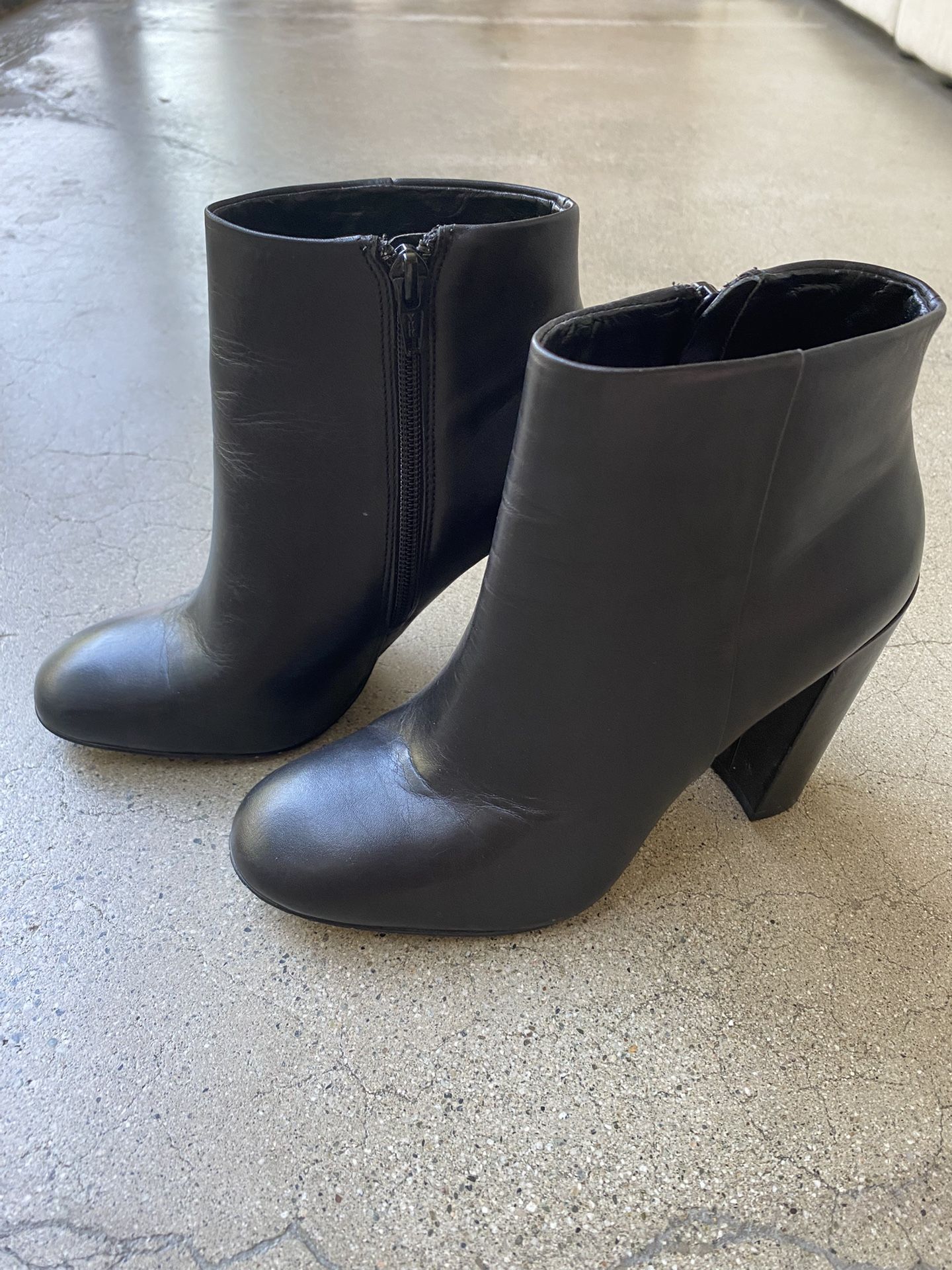 Like New - Women’s Aldo Round Toe Black Ankle boot
