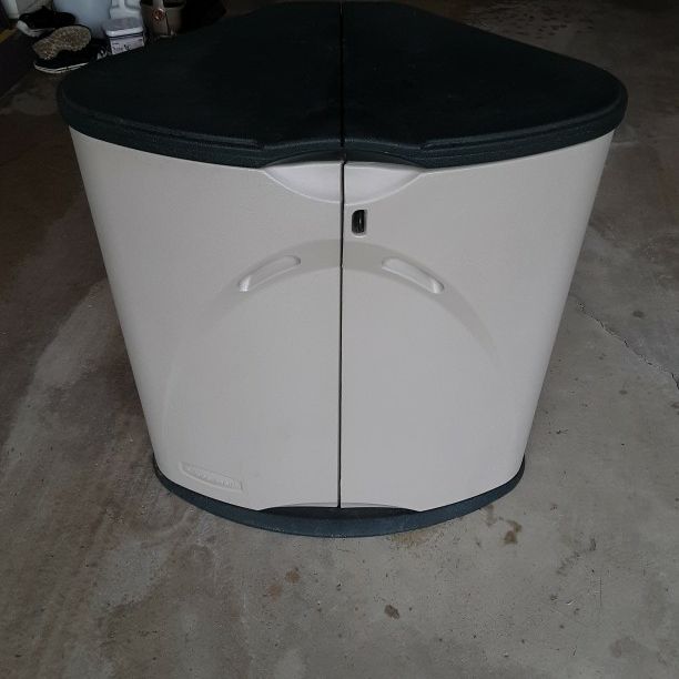 Rubbermaid Indoor/Outdoor Storage Cabinet for Sale in Bedford Park, IL -  OfferUp