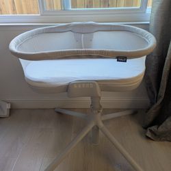 HALO BassiNest Soothing Swivel Sleeper 3.0 Baby Bassinet